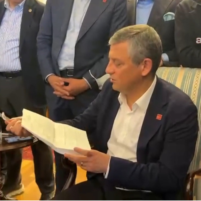 Özel'in icra tebligatını yırttığı anlar