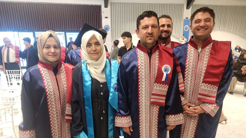65 yaşında mezun! "Evimin en güzel yerine asacağım"