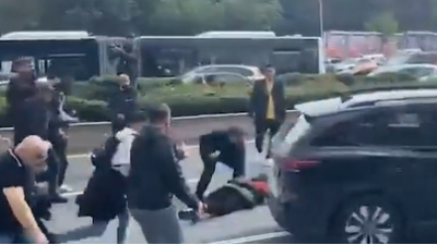 Otomobil kalabalığın arasına daldı