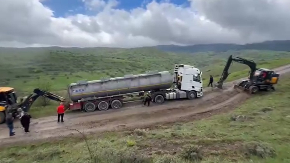 Trafikten kaçtılar! Çamura saplandılar!