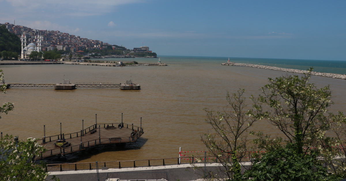 Zonguldak'ta Derelerden Taşınan Çamurlu Su Denizin Rengini Değiştirdi