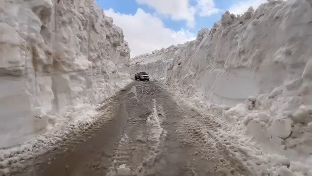 Şırnak'ta 7 metreyi aşan karla mücadele