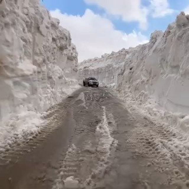 Şırnak'ta 7 metreyi aşan karla mücadele