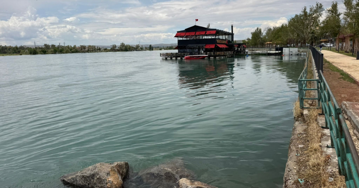 Atatürk Barajı Kapakları Açılıp Su Seviyesi Yükseldi