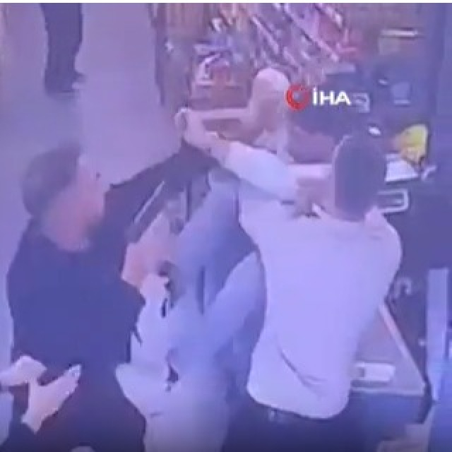 Market çalışanı bıçak, müşterinin eşi ise silah çekti