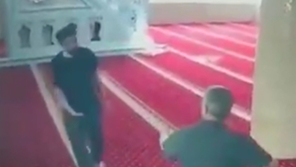 Temizlik yapan imama saldırı