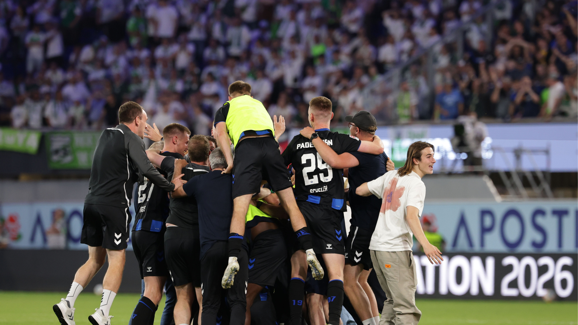 Paderborn Bundesliga'ya Yükseldi, Wolfsburg 30 Yıl Sonra Küme Düştü