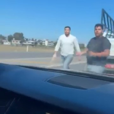 Yol kesip sopayla indi!