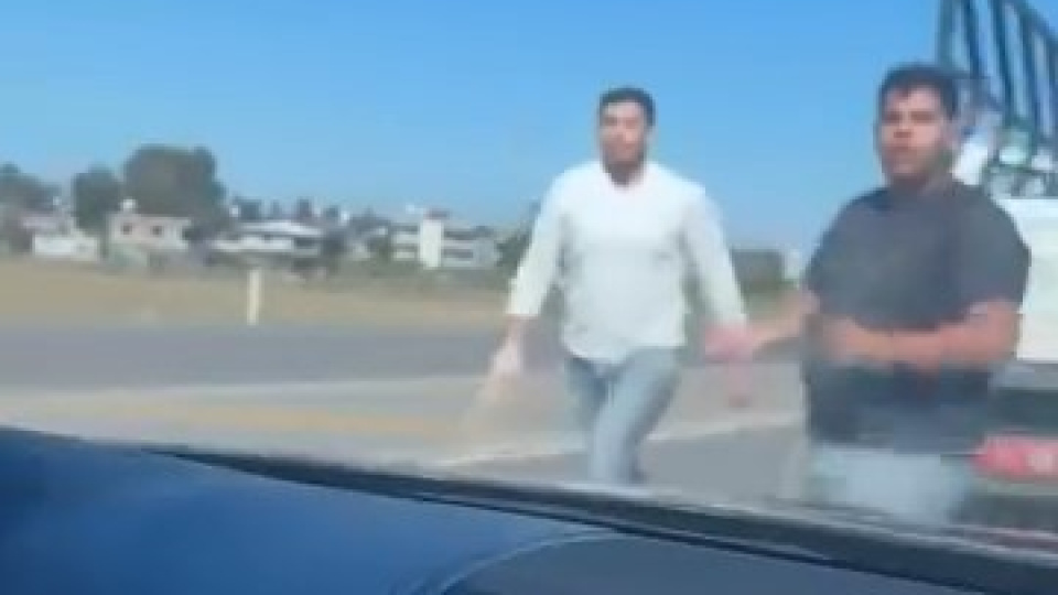 Yol kesip sopayla indi!