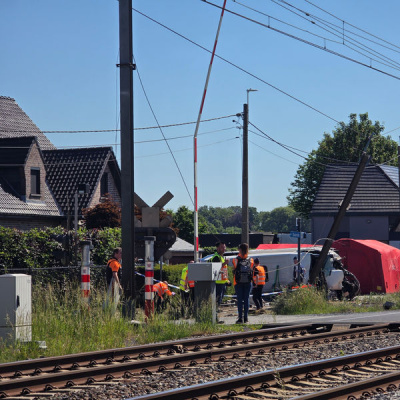 Tren ile okul servisi çarpıştı