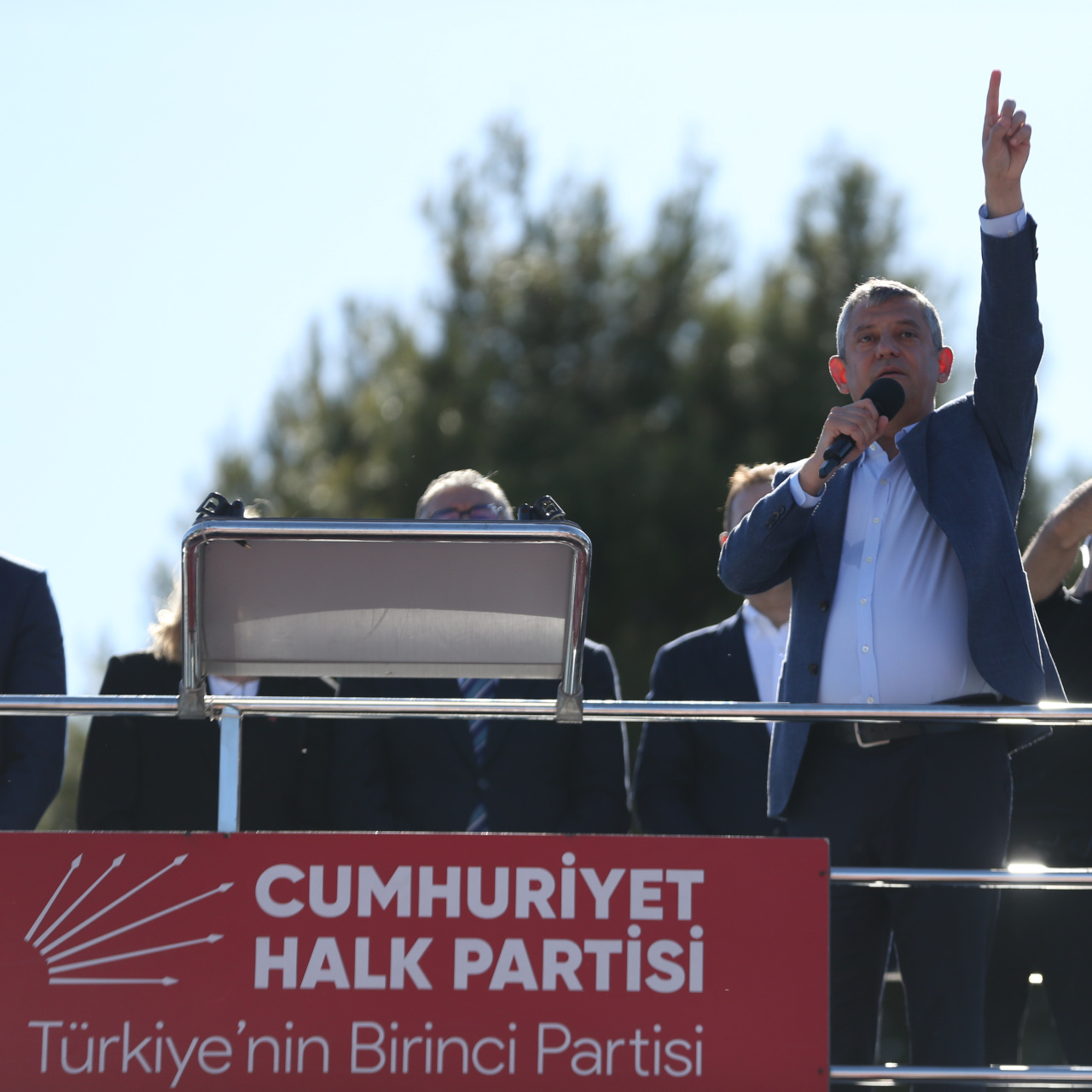 İzmir'de Meydan Hakları Mücadelesi: Halkın Coşkusu Engellendi!
