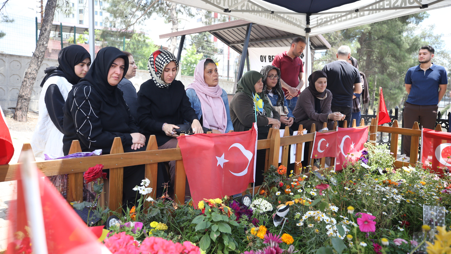 Kahramanmaraş'taki okul saldırısında hayatını kaybeden öğrenciler mezarı başında anıldı