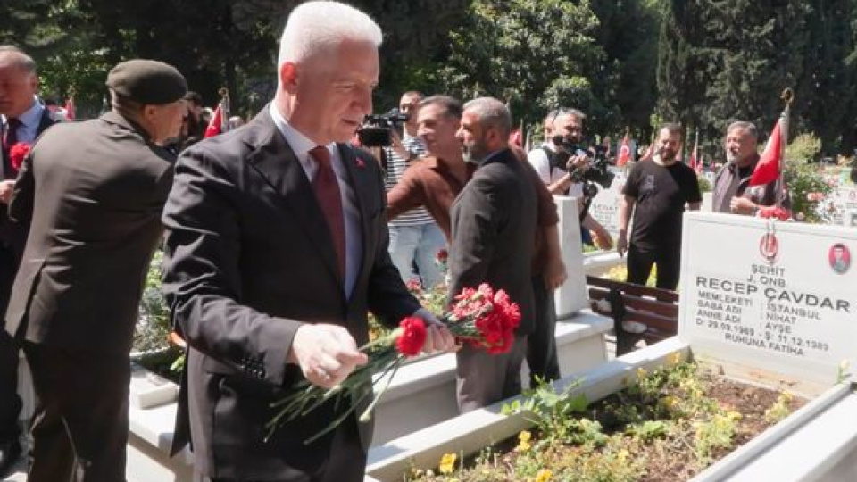 İstanbul Valisi Gül'den şehitlik ziyareti