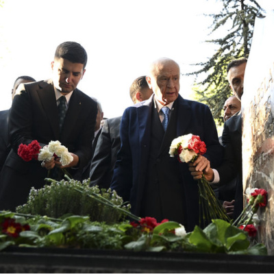 Bahçeli, Türkeş'in kabrini ziyaret etti