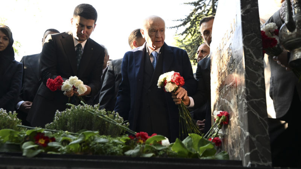 Bahçeli, Türkeş'in kabrini ziyaret etti