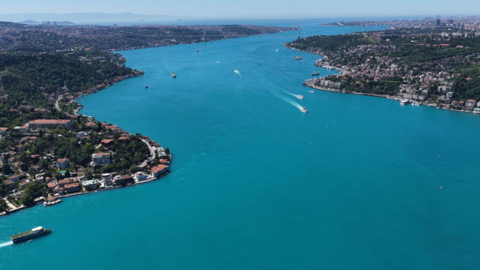 Boğazda eşsiz turkuaz görüntüsü
