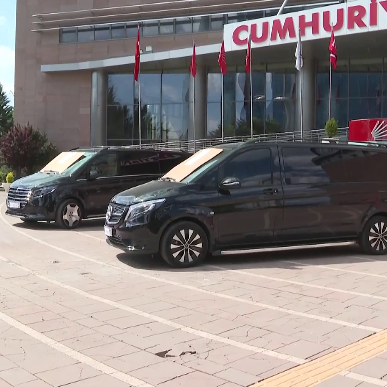 CHP'de iki lüks minibüs satışa çıkarıldı