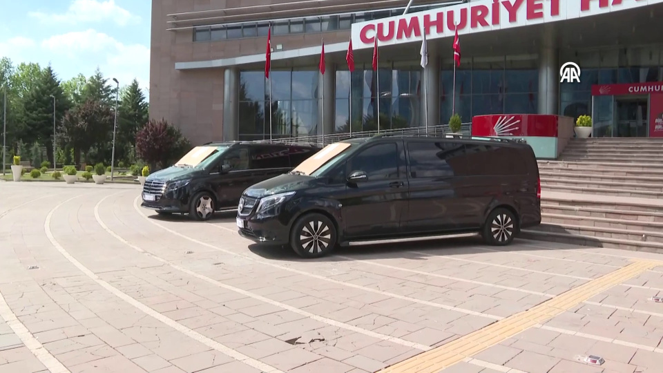 CHP'de iki lüks minibüs satışa çıkarıldı
