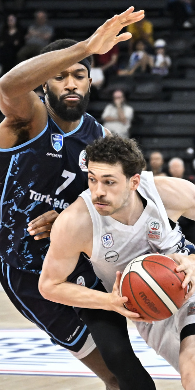 Anadolu Efes seride 1-0 öne geçti
