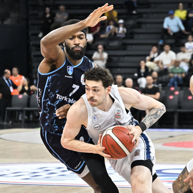 Anadolu Efes seride 1-0 öne geçti