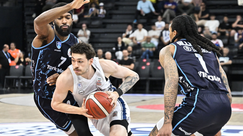 Anadolu Efes seride 1-0 öne geçti