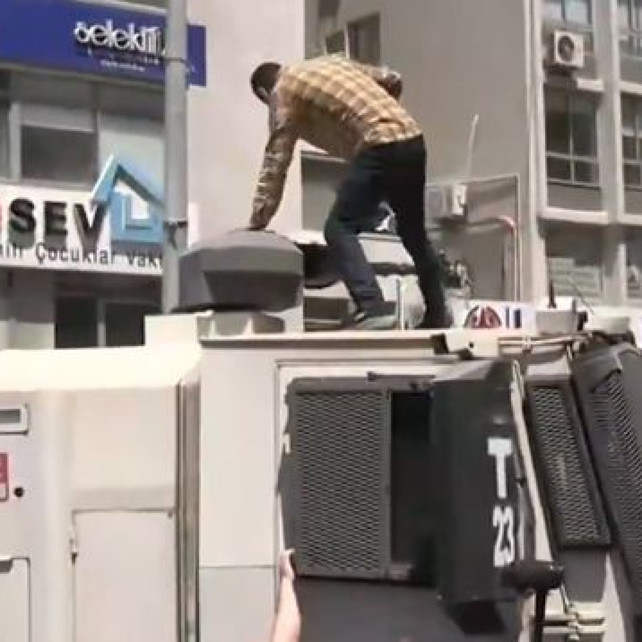 TOMA'ya çıktı, tutuklandı