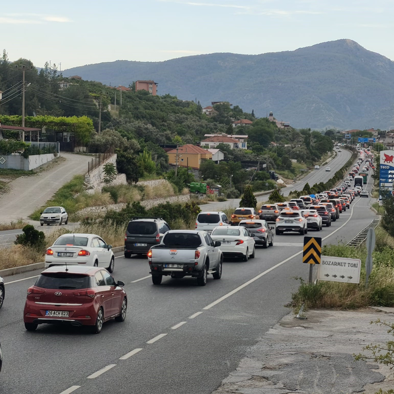 Tatilciler akın etti... Bir ilimizde 22 km'lik araç konvoyu oluştu!