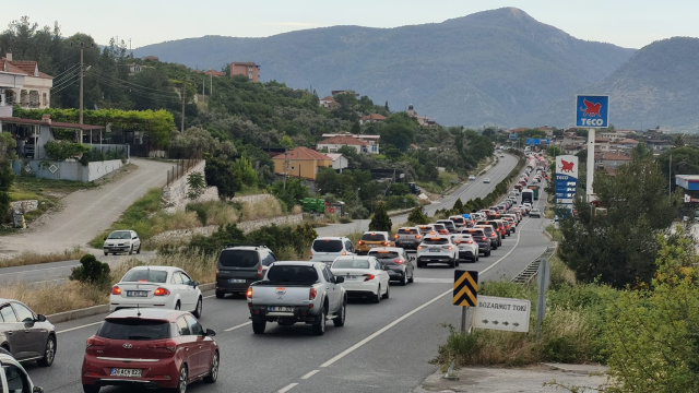 Tatilciler akın etti... Bir ilimizde 22 km'lik araç konvoyu oluştu!