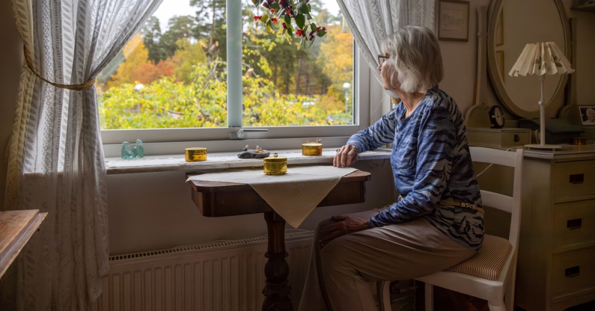 Yalnız yaşayanlarda Alzheimer riski yarı yarıya artıyor