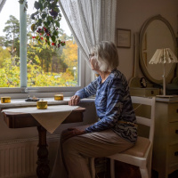 Yalnız yaşayanlarda Alzheimer riski yarı yarıya artıyor