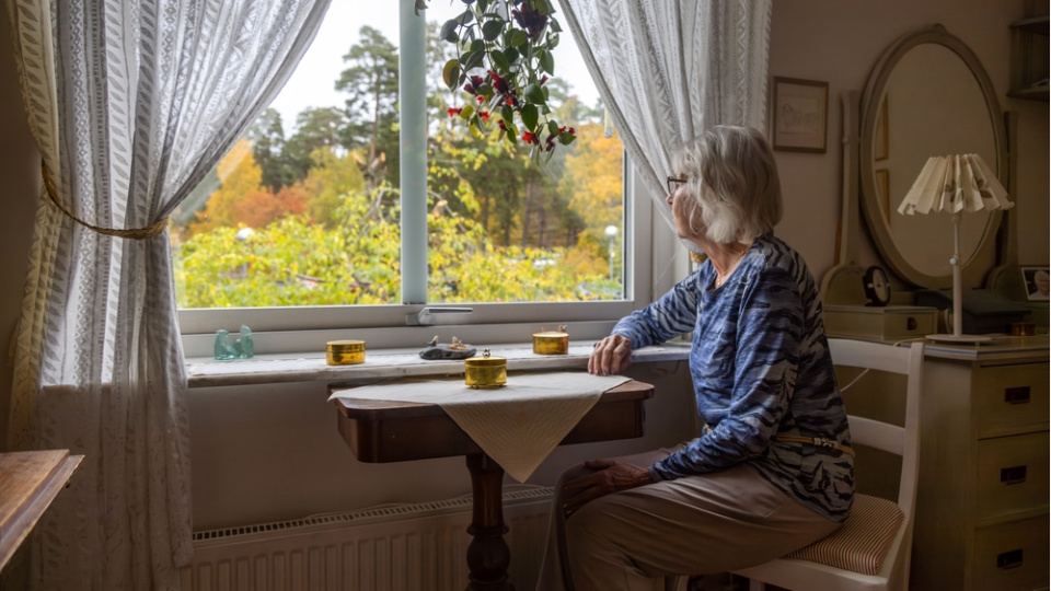Yalnız yaşayanlarda Alzheimer riski yarı yarıya artıyor