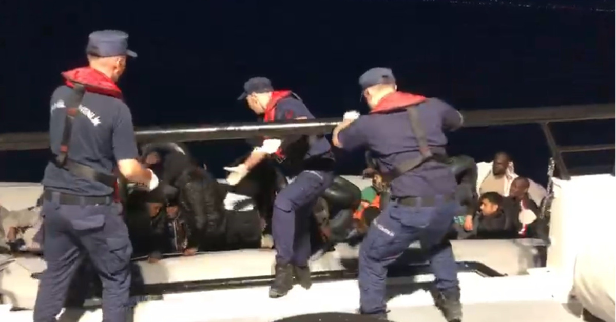 İzmir'de 66 düzensiz göçmen yakalandı