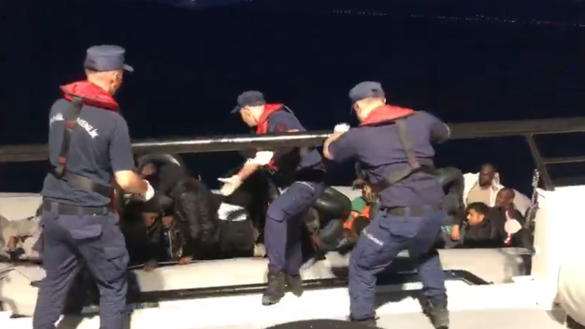 İzmir'de 66 düzensiz göçmen yakalandı: 12 ülkeden 66 kişi