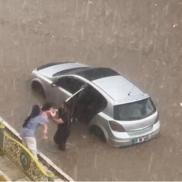 Edirne'de sel! Araçlar mahsur kaldı!