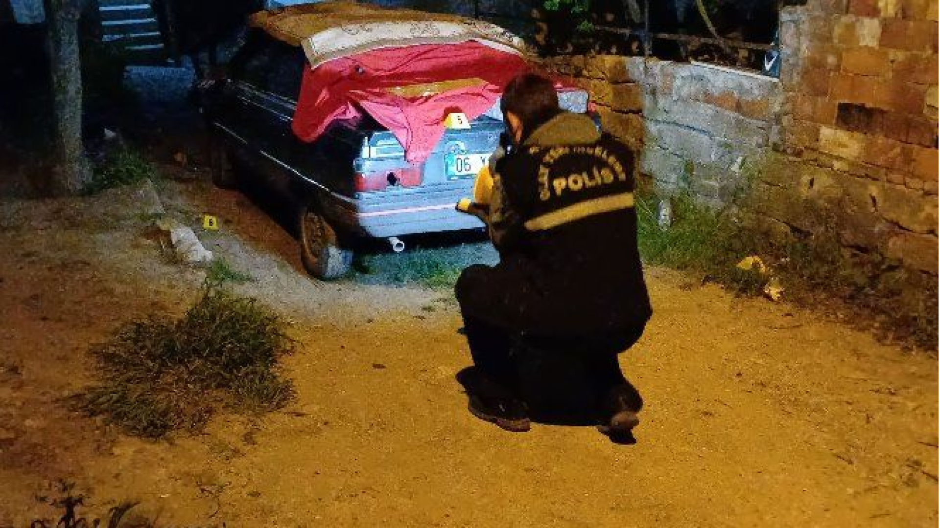Çorum'da babasının evine tüfekle ateş açtı, bir araç hasar gördü