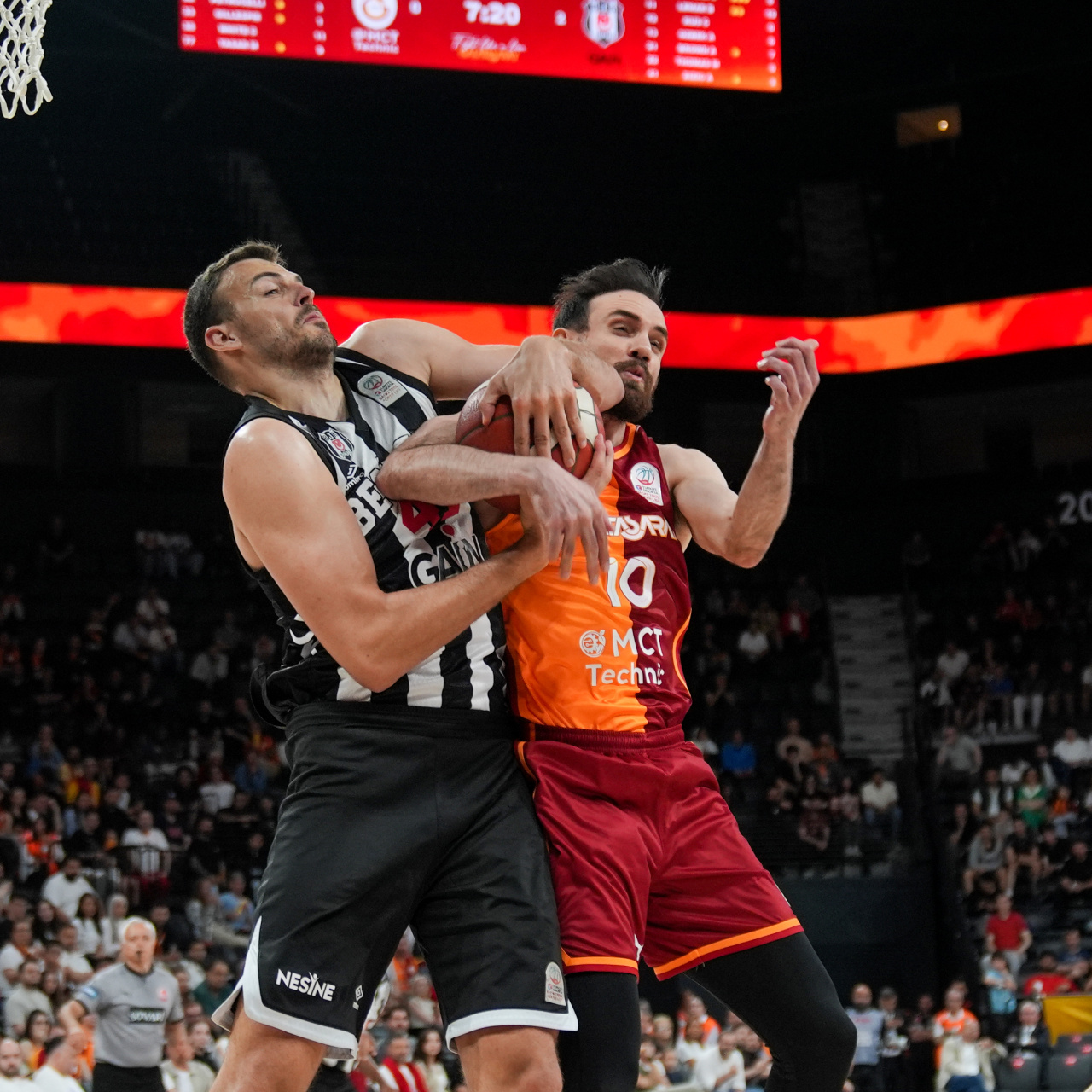 Beşiktaş ile G.Saray yarı final için parkede