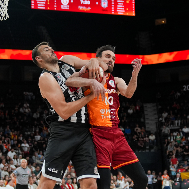 Beşiktaş ile G.Saray yarı final için parkede