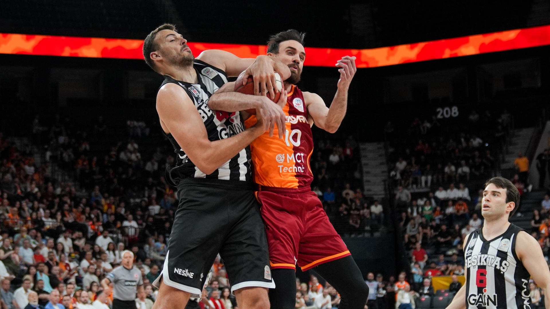 Beşiktaş ile Galatasaray yarı final için parkede