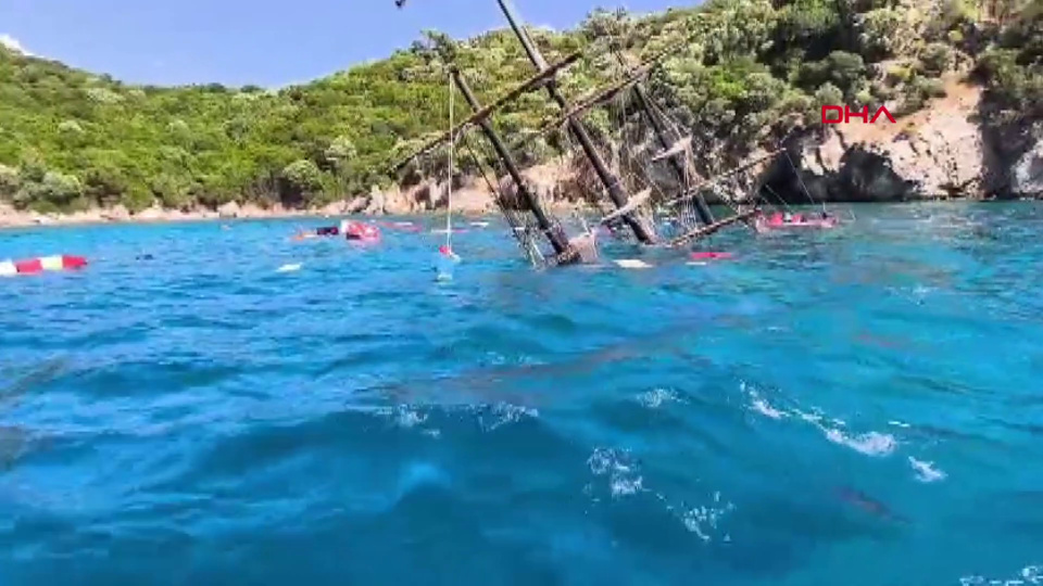 Marmaris'te tur teknesi battı!