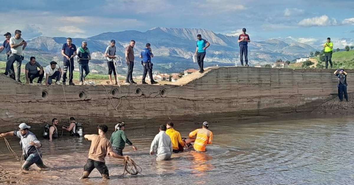 Adıyaman'da 2 çocuk serinlemek için göle atılıp kayboldu