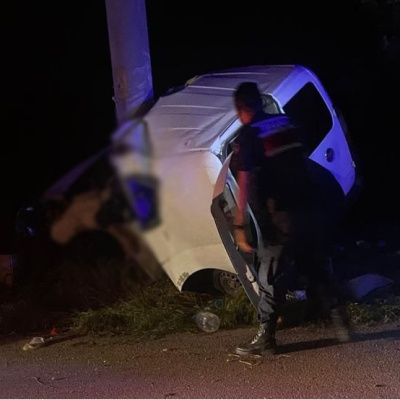 Hafif ticari, direğe çarptı: 2 ölü, 2 yaralı