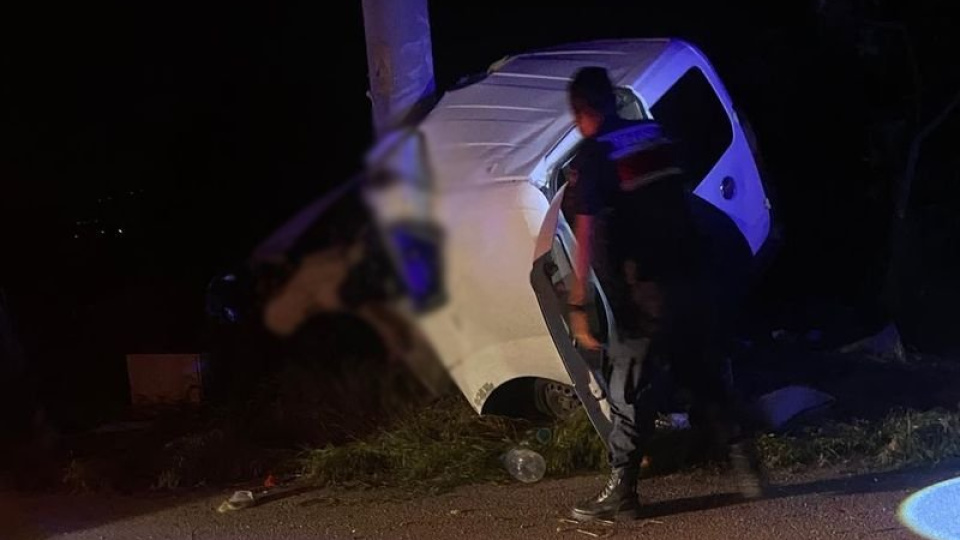 Hafif ticari, direğe çarptı: 2 ölü, 2 yaralı