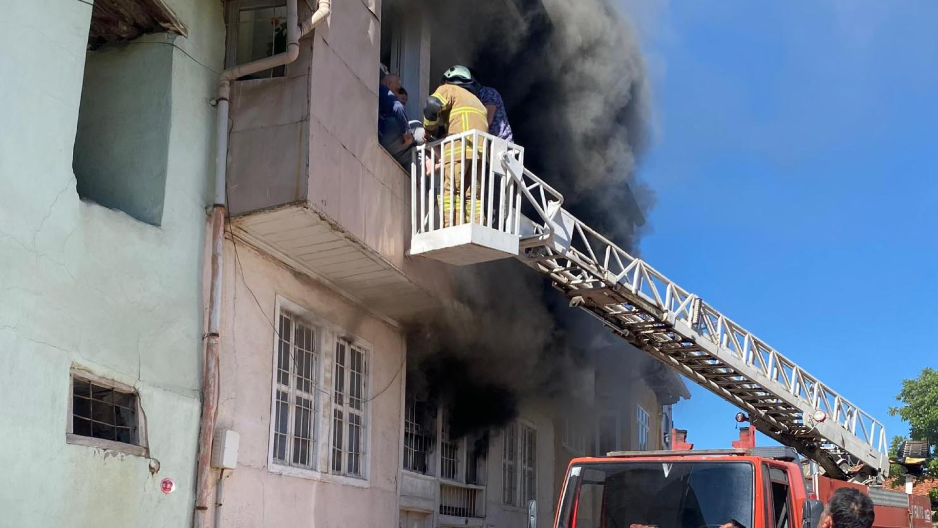 Isparta'da yangında mahsur kalan 2'si çocuk 6 kişi kurtarıldı