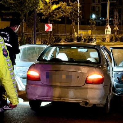 Dehşet! İki otomobil peş peşe çarptı!