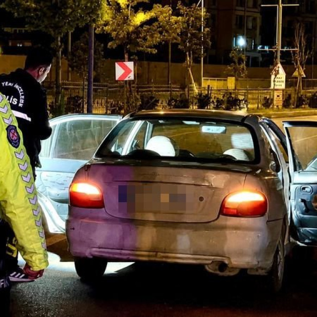 Dehşet! İki otomobil peş peşe çarptı!