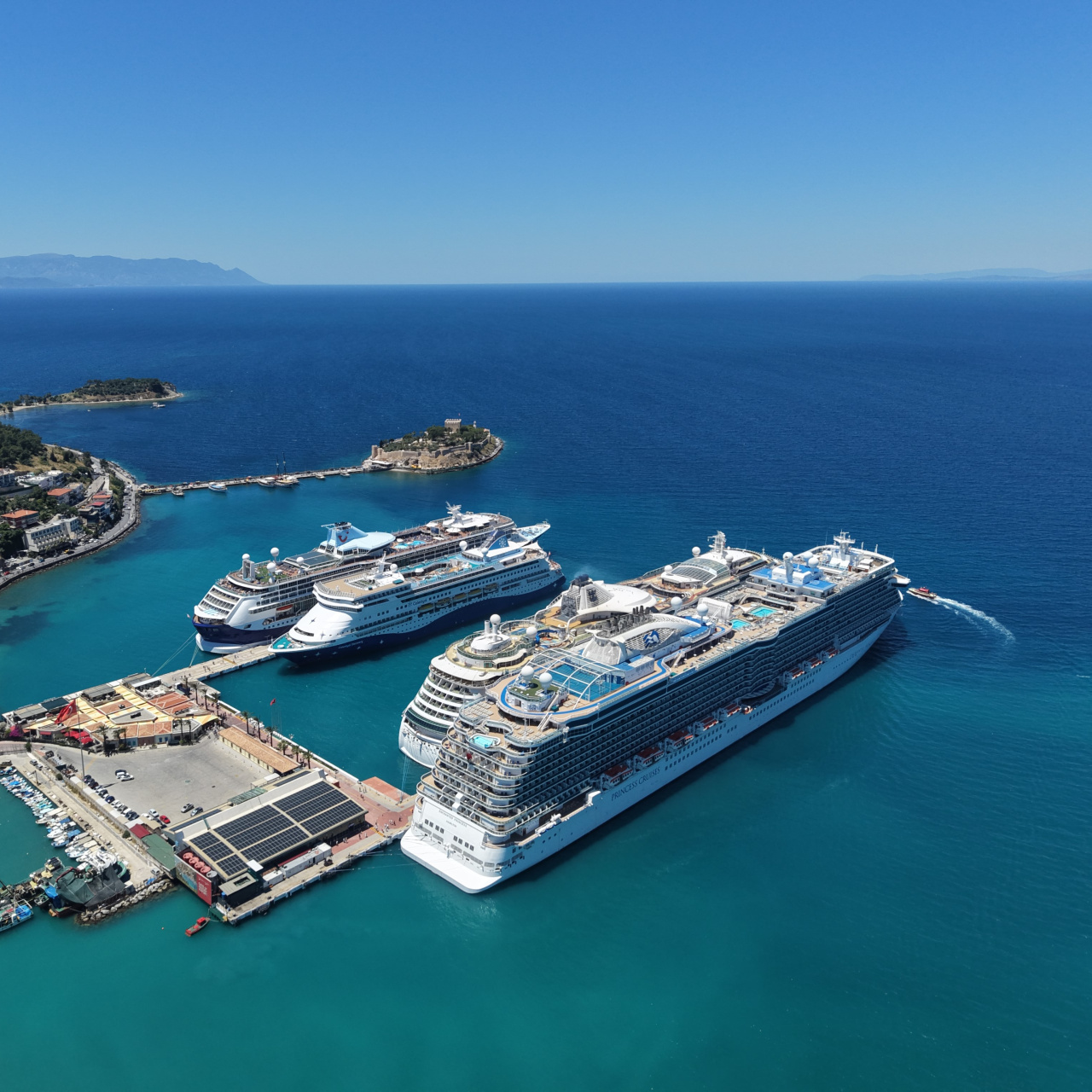 Kuşadası'na yanaşan 4 kruvaziyer 9125 turist getirdi