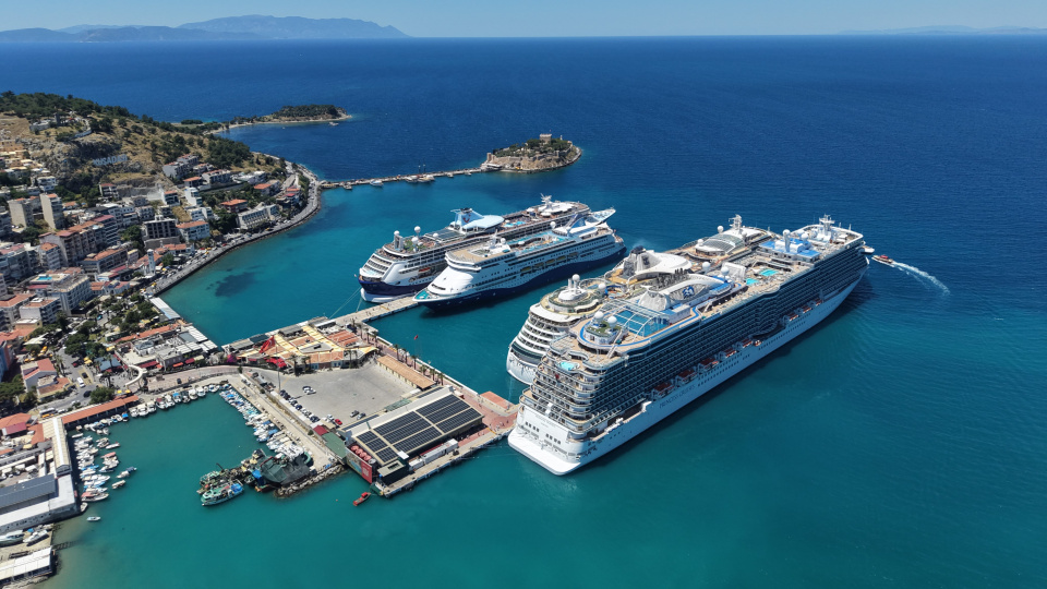 Kuşadası'na yanaşan 4 kruvaziyer 9125 turist getirdi
