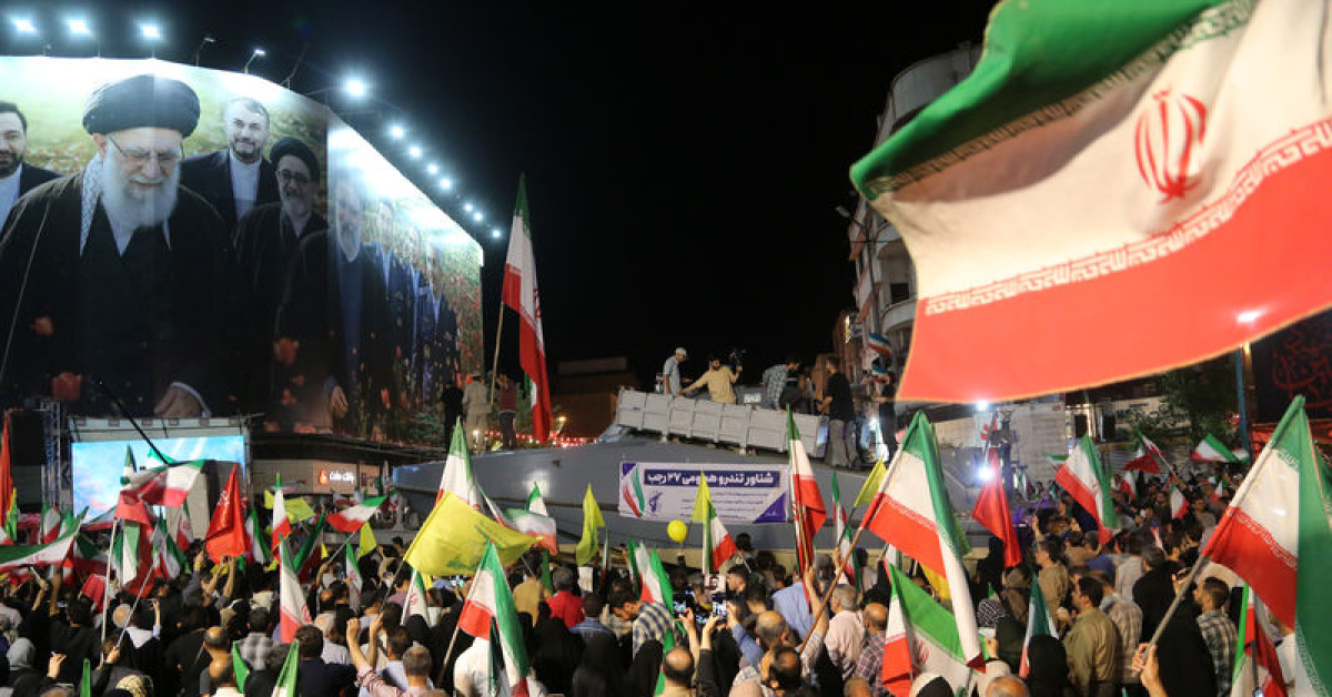 Tahran'dabinlerce insan ABD ve İsrail'iprotesto ediyor