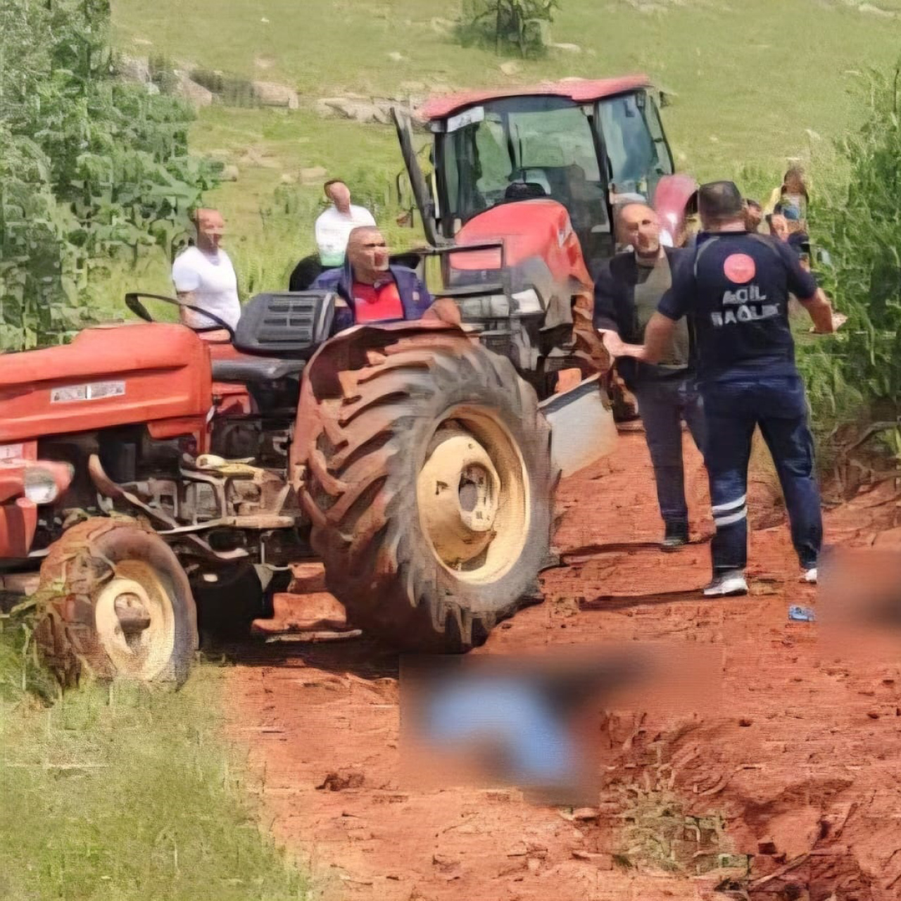 Traktör devrildi! Baba ve oğlu öldü!