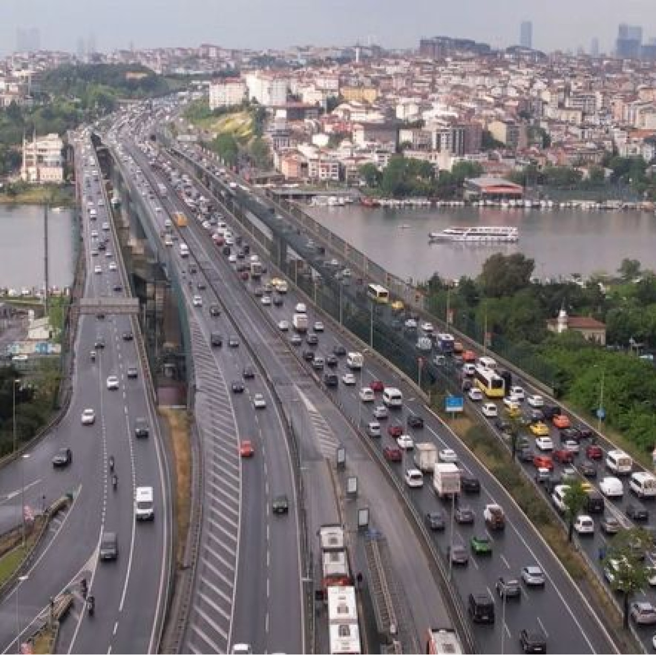 İstanbul'da Trafikte Anormallik: Yollar Kapandı, Ulaşım Planlaması Gerekiyor